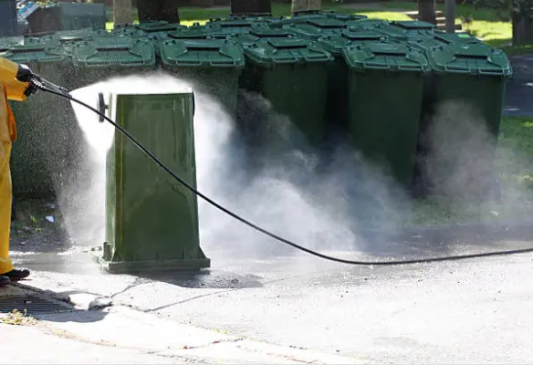 Garbage can cleaning using pressure washing in los angeles